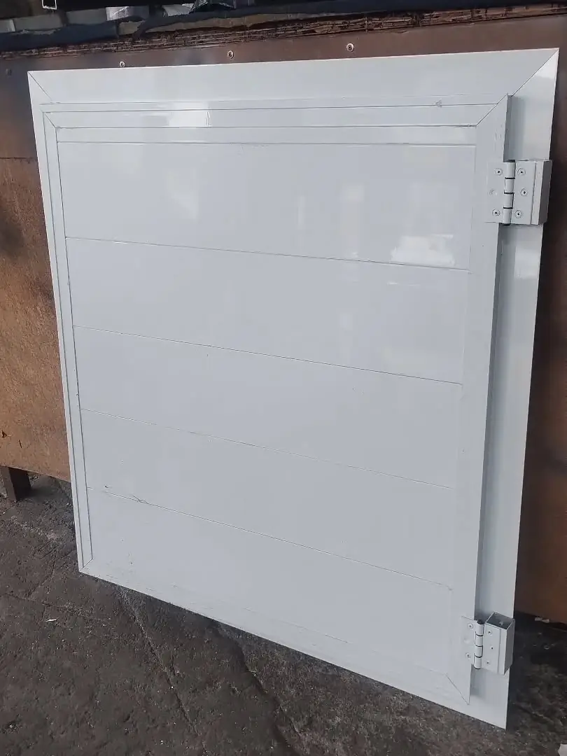 Porta de alumínio branca com dobradiças reforçadas