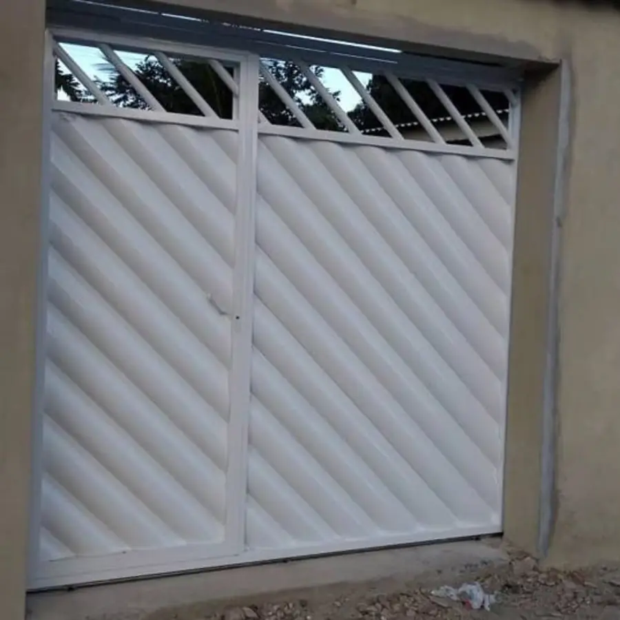 Portão de garagem de ferro branco com chapas diagonais