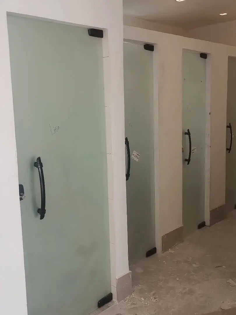 Portas de blindex jateado com puxadores pretos